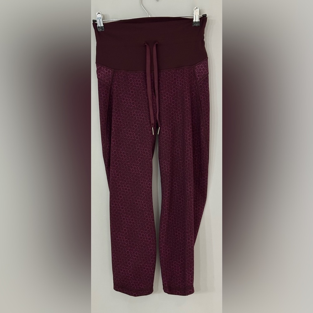 🌟Like New🌟 Lululemon: Women’s Patterned Cropped Pants (waist approx 12.25in)